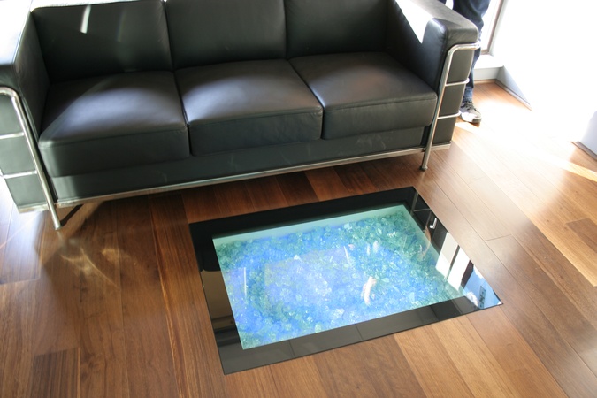 Internal glass floor in a single panel