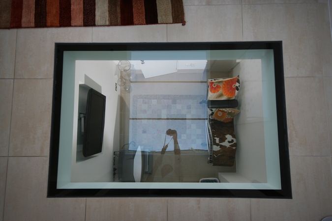 Internal glass floor in a single panel