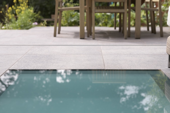 External glass floor in more than one panel